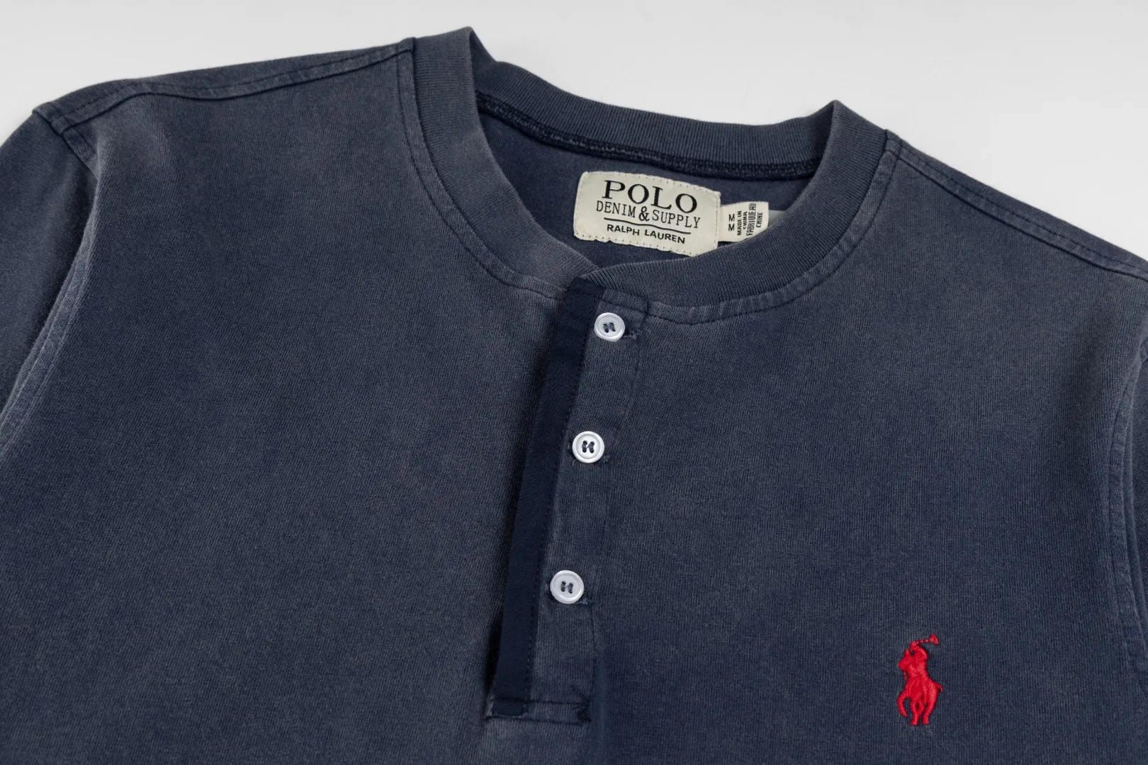 P196 #R85 Ralph Lauren washed heavy brushed distressed henley stand-up collar open chest long-sleeved bottoming shirt thin sweatshirt fabric 100% Xinjiang long-staple cotton, imported embroidered logo on the chest custom threaded collar, classic embroidery, the highest version, suitable for business and leisure daily use! 🌘3-button placket, laser logo pearlescent resin buttons, cuffs and hem are double-stitched, different from the currency version. Washed and distressed, sand-washed and stir-fried. Color: White, Black, Navy Blue, Army Green, Gray Size: S M L XL Length: 69/70/72/75 Bust: 102/108/116/124 Shoulder width: 43/45/47/49 Recommended weight: 100-120/120-140/140-160/160-180 pounds
